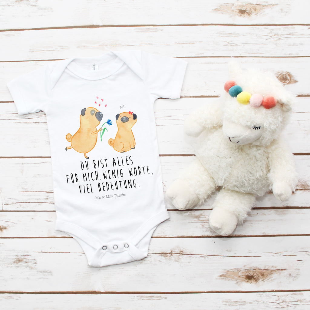 Organic Baby Body Mops verliebt Babykleidung, Babystrampler, Strampler, Wickelbody, Baby Erstausstattung, Junge, Mädchen, Hund, Hundemotiv, Haustier, Hunderasse, Tierliebhaber, Hundebesitzer, Sprüche, Mops, Möpse, Hundeliebe, verliebt, Liebe, Liebesspruch. Verlobt, Geschenk Freund, Partner