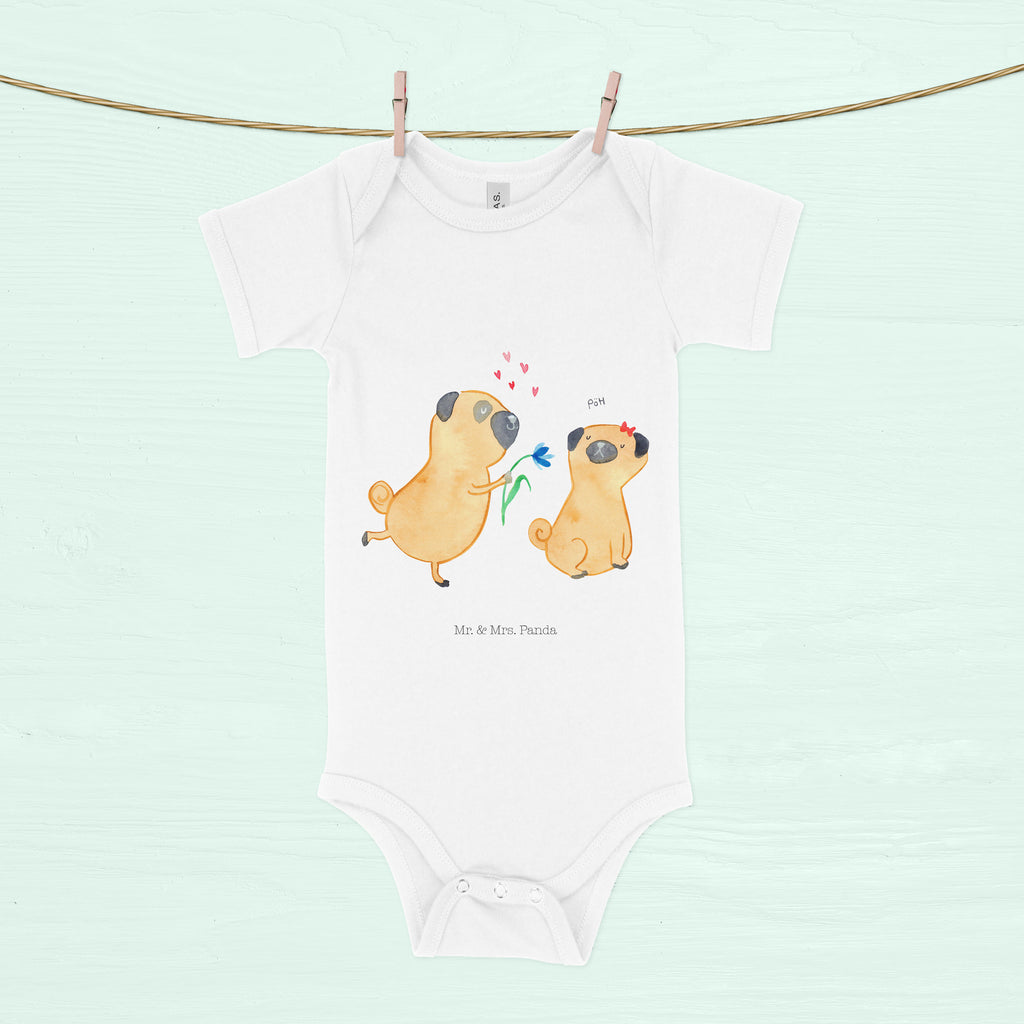 Organic Baby Body Mops verliebt Babykleidung, Babystrampler, Strampler, Wickelbody, Baby Erstausstattung, Junge, Mädchen, Hund, Hundemotiv, Haustier, Hunderasse, Tierliebhaber, Hundebesitzer, Sprüche, Mops, Möpse, Hundeliebe, verliebt, Liebe, Liebesspruch. Verlobt, Geschenk Freund, Partner