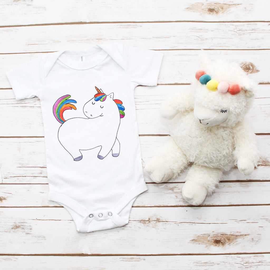 Organic Baby Body Einhorn stolzierend Babykleidung, Babystrampler, Strampler, Wickelbody, Baby Erstausstattung, Junge, Mädchen, Einhorn, Einhörner, Einhorn Deko, Pegasus, Unicorn, stolz, anders, bunt, Pferd, Reiter, Reiten, Freundin, Geschenk