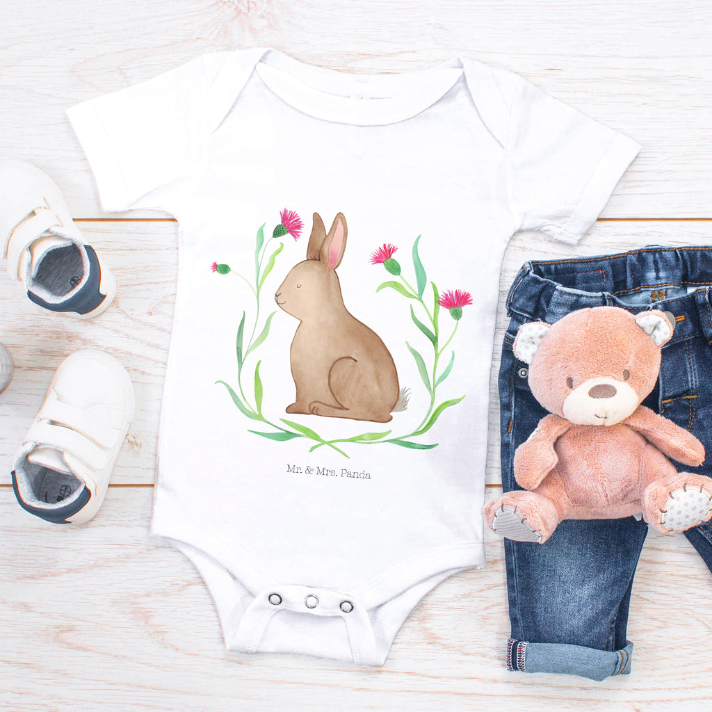 Organic Baby Body Hase sitzend Babykleidung, Babystrampler, Strampler, Wickelbody, Baby Erstausstattung, Junge, Mädchen, Ostern, Osterhase, Ostergeschenke, Osternest, Osterdeko, Geschenk zu Ostern, Frohe Ostern, Ostergrüße, Osterblume, Liebe, Grüße, Hase, Kaninchen
