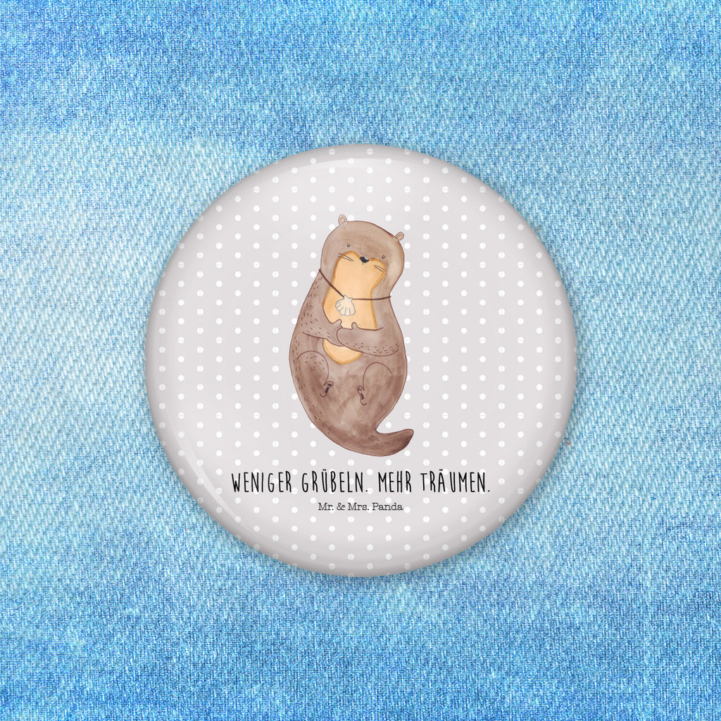 50mm Button Otter mit Muschelmedaillon 50mm Button, Button, Pin, Anstecknadel, Otter, Fischotter, Seeotter, Otterliebe, grübeln, träumen, Motivation, Tagträumen, Büro