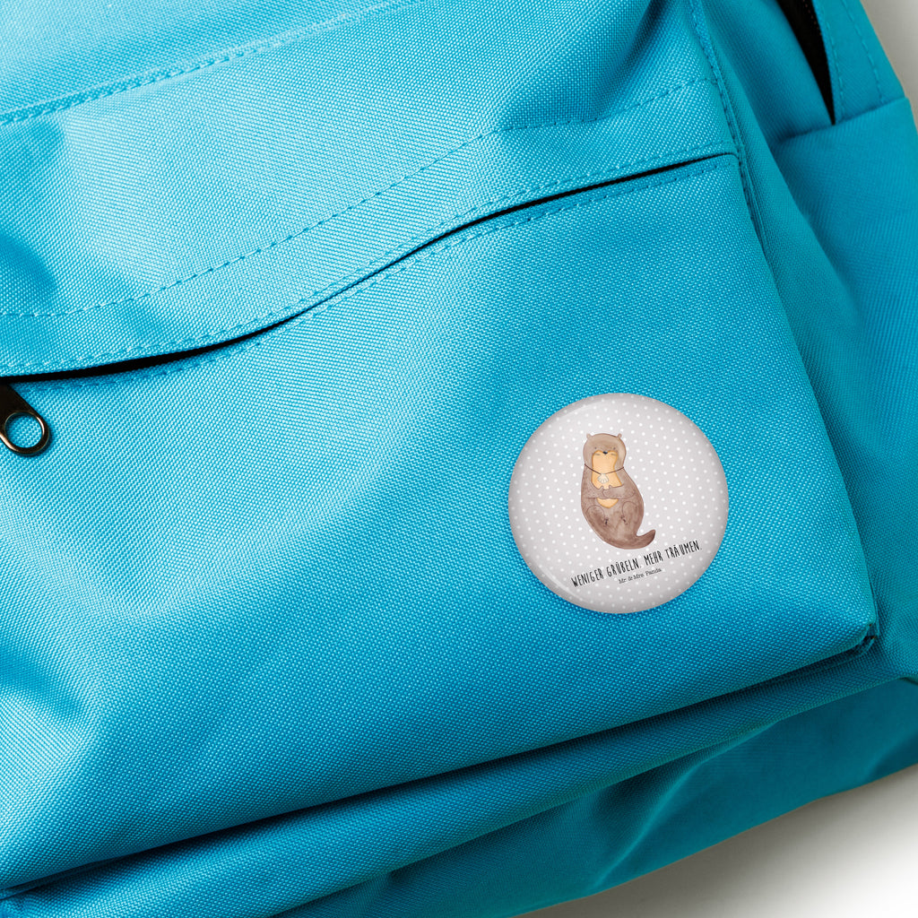 50mm Button Otter mit Muschelmedaillon 50mm Button, Button, Pin, Anstecknadel, Otter, Fischotter, Seeotter, Otterliebe, grübeln, träumen, Motivation, Tagträumen, Büro