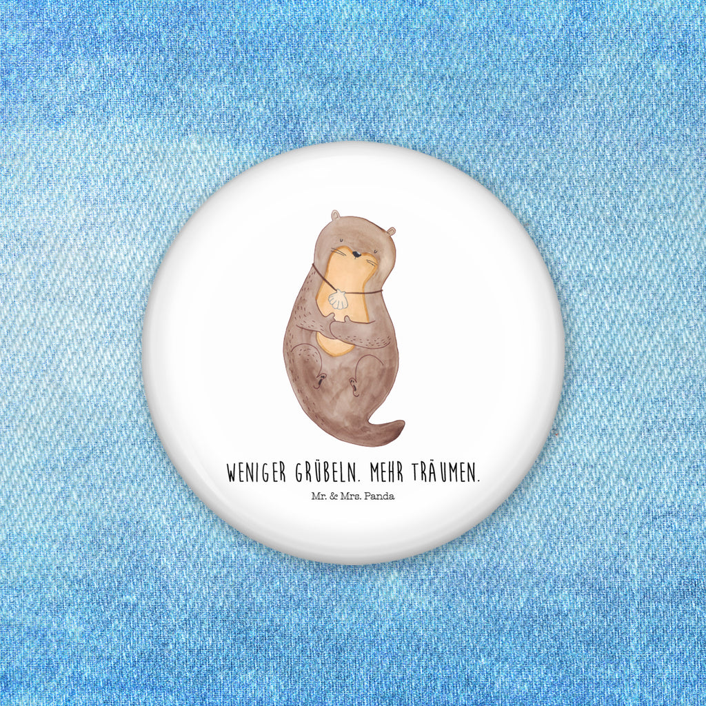 50mm Button Otter mit Muschelmedaillon 50mm Button, Button, Pin, Anstecknadel, Otter, Fischotter, Seeotter, Otterliebe, grübeln, träumen, Motivation, Tagträumen, Büro