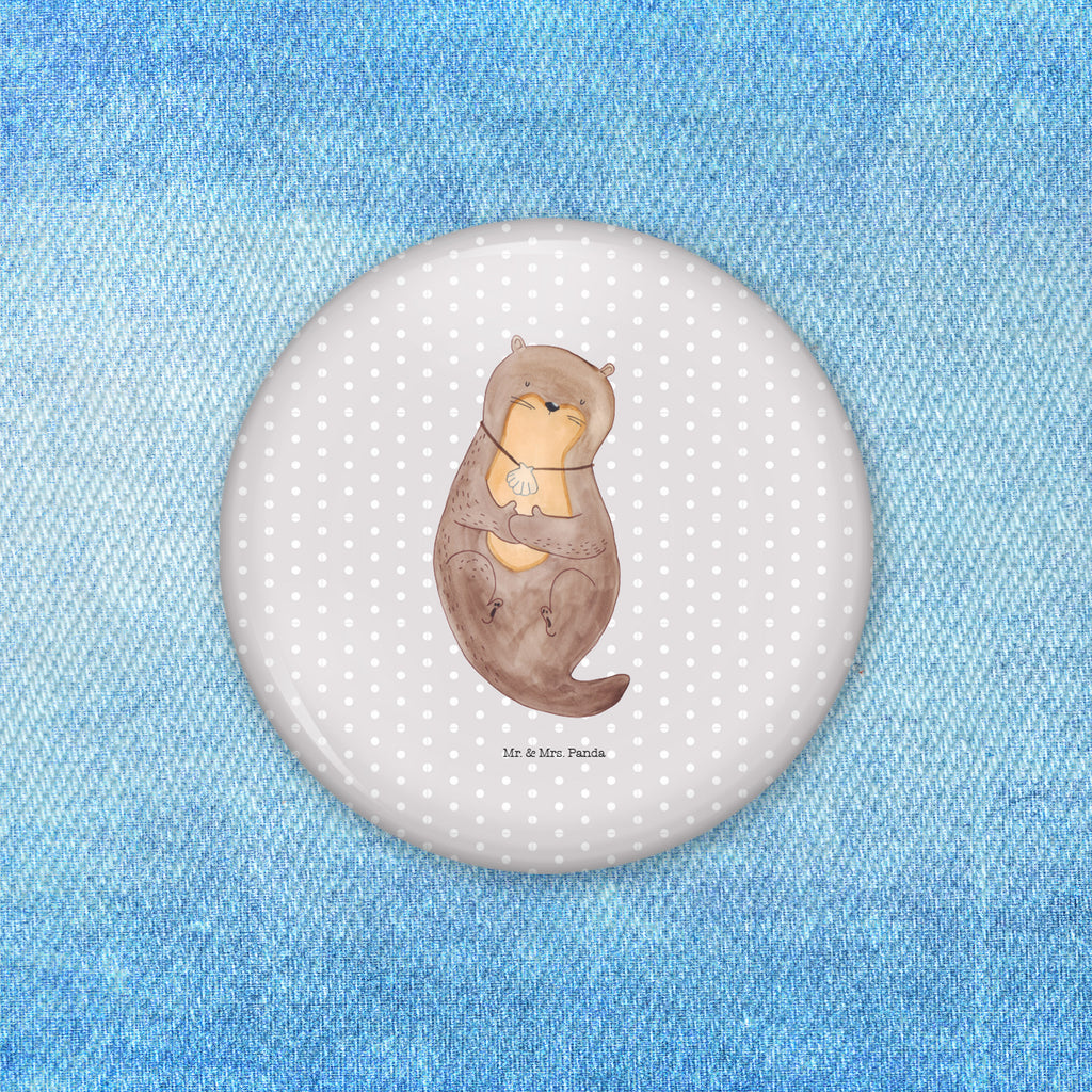 50mm Button Otter mit Muschelmedaillon 50mm Button, Button, Pin, Anstecknadel, Otter, Fischotter, Seeotter, Otterliebe, grübeln, träumen, Motivation, Tagträumen, Büro