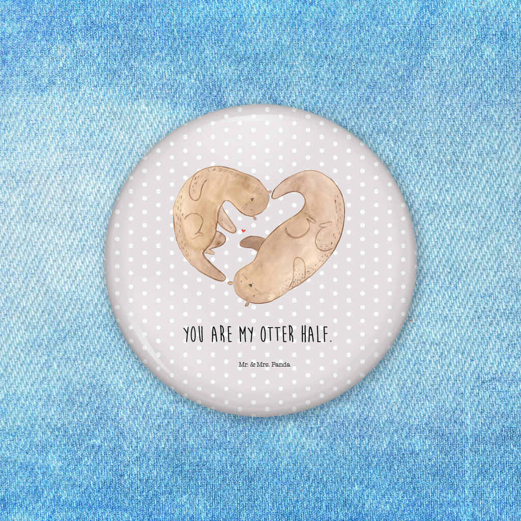 50mm Button Otter Herz 50mm Button, Button, Pin, Anstecknadel, Otter, Fischotter, Seeotter, Liebe, Herz, Liebesbeweis, Liebesgeschenk, Bessere Hälfte, Love you, Jahrestag, Hochzeitstag, Verlobung, gemeinsames Leben