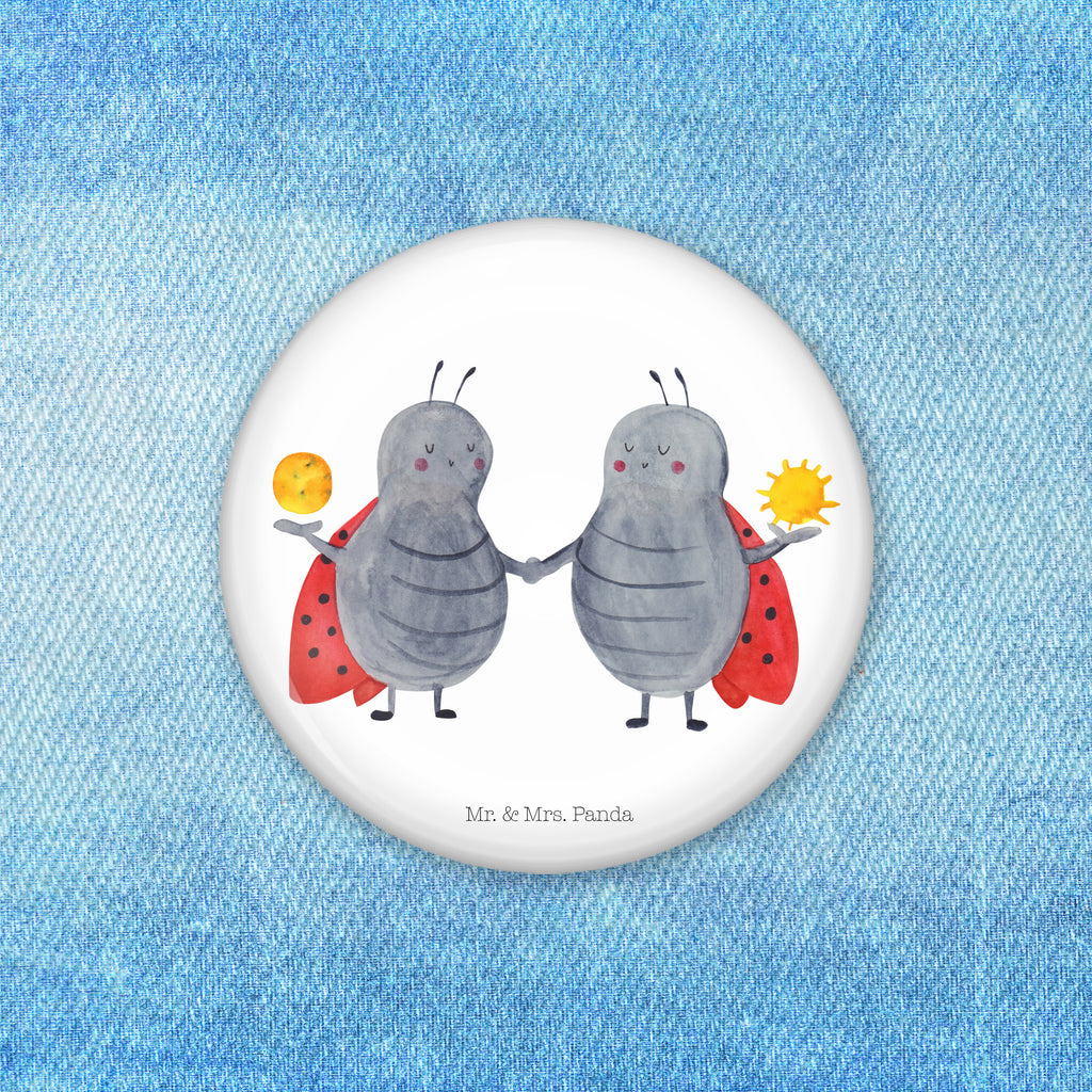 50mm Button Sternzeichen Zwilling 50mm Button, Button, Pin, Anstecknadel, Tierkreiszeichen, Sternzeichen, Horoskop, Astrologie, Aszendent, Zwillinge, Zwilling Geschenk, Zwilling Sternzeichen, Geburtstag Mai, Geschenk Mai, Geschenk Juni, Marienkäfer, Glückskäfer, Zwillingsbruder, Zwillingsschwester