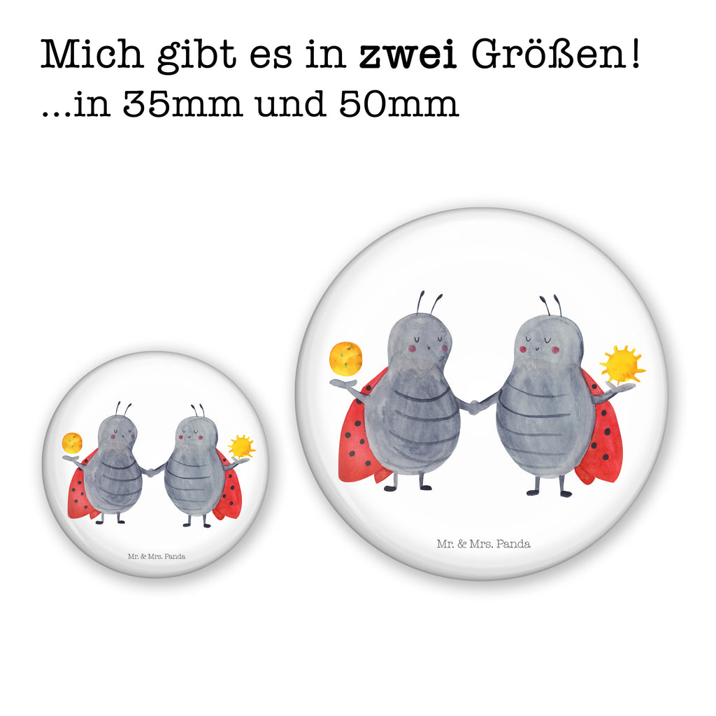 50mm Button Sternzeichen Zwilling 50mm Button, Button, Pin, Anstecknadel, Tierkreiszeichen, Sternzeichen, Horoskop, Astrologie, Aszendent, Zwillinge, Zwilling Geschenk, Zwilling Sternzeichen, Geburtstag Mai, Geschenk Mai, Geschenk Juni, Marienkäfer, Glückskäfer, Zwillingsbruder, Zwillingsschwester