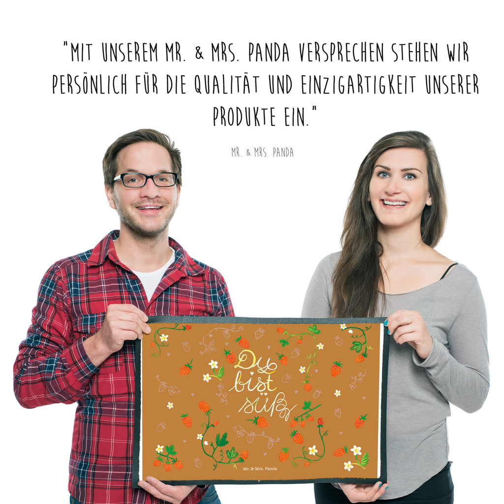 Fußmatte Erdbeeren Du bist süß Erdbeere, süß, Du bist süß, Liebe Spruch, Liebe Zitat, Kompliment, Geschenk Freundin, Jahrestag, Geschenk Partner, Deko Türvorleger, Schmutzmatte, Fußabtreter, Matte, Schmutzfänger, Fußabstreifer, Schmutzfangmatte, Türmatte, Motivfußmatte,  Haustürmatte, Vorleger  Blumen Deko, Frühlings Deko, Sommer Deko, Dekoration, positive Botschaft, Naturliebhaber, Outdoor, Natur, Abenteuer