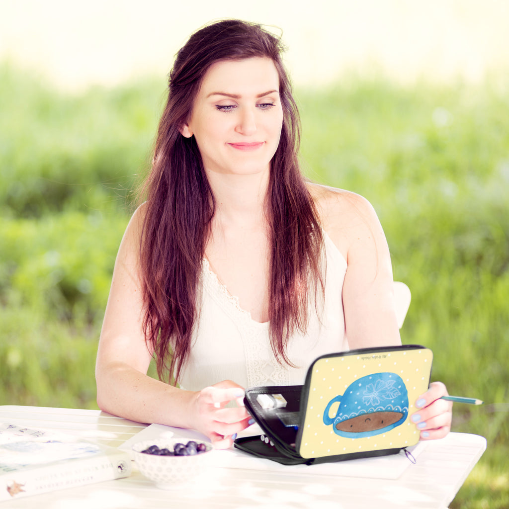 Federmappe Kaffee Tasse Federmappe, Stiftetasche, Stifte Etui, Schule, Einschulung, Geschenk, Kind, Schüler, Schülerin, Stifterolle, Federmäppchen, Motiv, Grundschule, Federmäppchen bedruckt, Büro Stifte Etui, Bestückte Federmappe, Kinder Federmappe, Federmappe Einschulung, Tiermotive, Gute Laune, lustige Sprüche, Tiere, Kaffee, Tasse, Liebe, Geschmack, Genuss, Glücklich