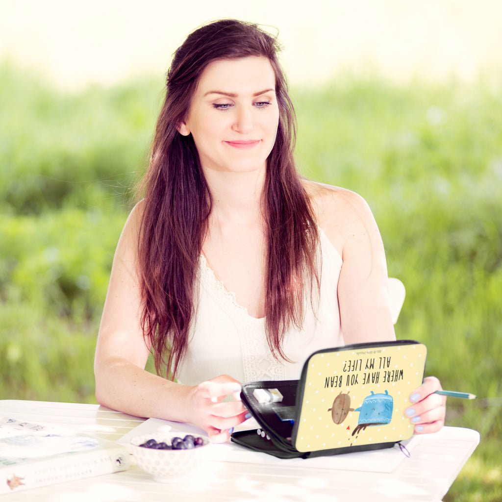 Federmappe Kaffee Bohne Federmappe, Stiftetasche, Stifte Etui, Schule, Einschulung, Geschenk, Kind, Schüler, Schülerin, Stifterolle, Federmäppchen, Motiv, Grundschule, Federmäppchen bedruckt, Büro Stifte Etui, Bestückte Federmappe, Kinder Federmappe, Federmappe Einschulung, Tiermotive, Gute Laune, lustige Sprüche, Tiere, Kaffee, Kaffeebohne, Genuss, Zufriedenheit, Glück