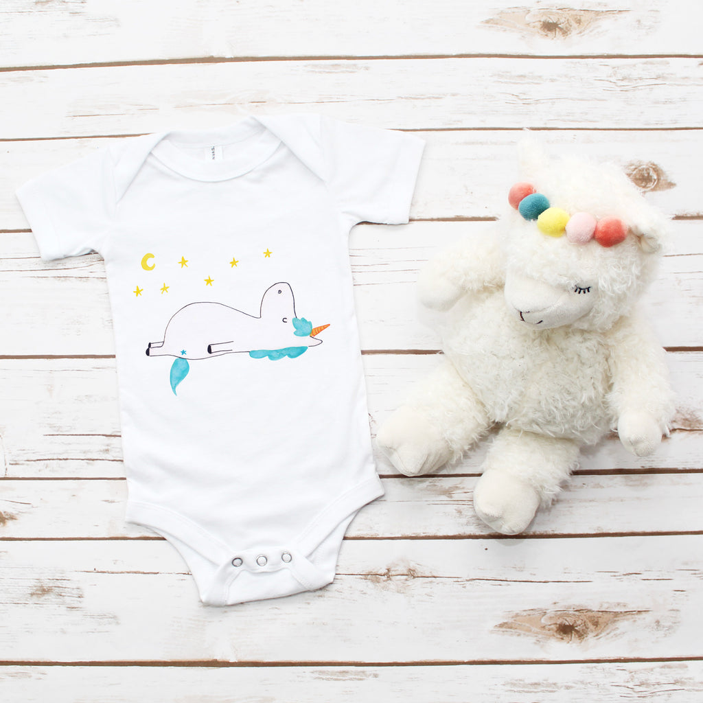 Organic Baby Body Einhorn Sternenhimmel Babykleidung, Babystrampler, Strampler, Wickelbody, Baby Erstausstattung, Junge, Mädchen, Einhorn, Einhörner, Einhorn Deko, Pegasus, Unicorn, Sterne, Dachschaden, Verrückt, Sternenhimmel