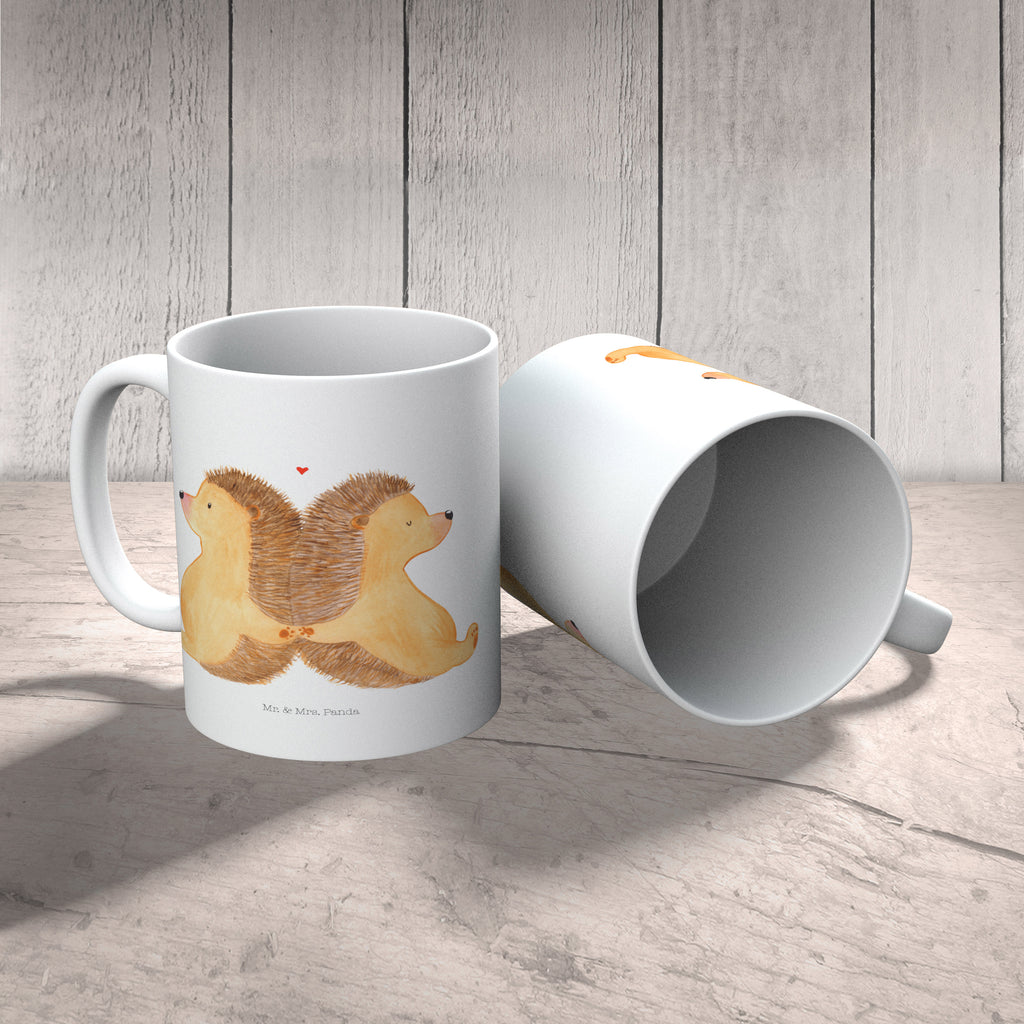 Tasse Igel händchenhaltend Igel, Igelliebe, Hand in Hand, Liebesbeweis, große Liebe, Liebesbotschaft, Liebesbeweis, Jahrestag, Verlobung, Hochzeit, Lieblingsmensch, Gemeinsamkeit, Love, Geschenk für zwei, Liebesgeschenk Becher, Kaffeetasse, Kaffeebecher, Tee, Frühstück, Büro  Liebe,  Partner, Freund, Freundin, Ehemann, Ehefrau, Heiraten, Verlobung, Heiratsantrag, Liebesgeschenk, Jahrestag, Hocheitstag