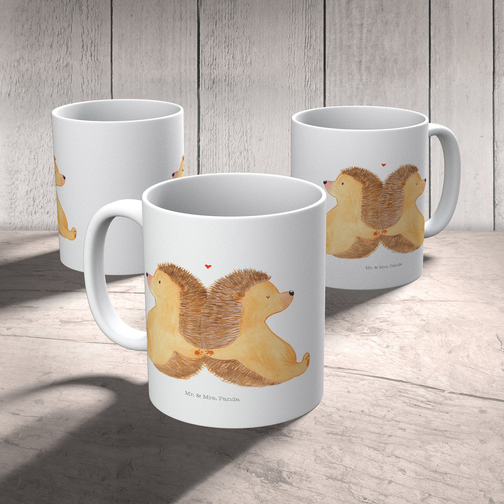 Tasse Igel händchenhaltend Igel, Igelliebe, Hand in Hand, Liebesbeweis, große Liebe, Liebesbotschaft, Liebesbeweis, Jahrestag, Verlobung, Hochzeit, Lieblingsmensch, Gemeinsamkeit, Love, Geschenk für zwei, Liebesgeschenk Becher, Kaffeetasse, Kaffeebecher, Tee, Frühstück, Büro  Liebe,  Partner, Freund, Freundin, Ehemann, Ehefrau, Heiraten, Verlobung, Heiratsantrag, Liebesgeschenk, Jahrestag, Hocheitstag