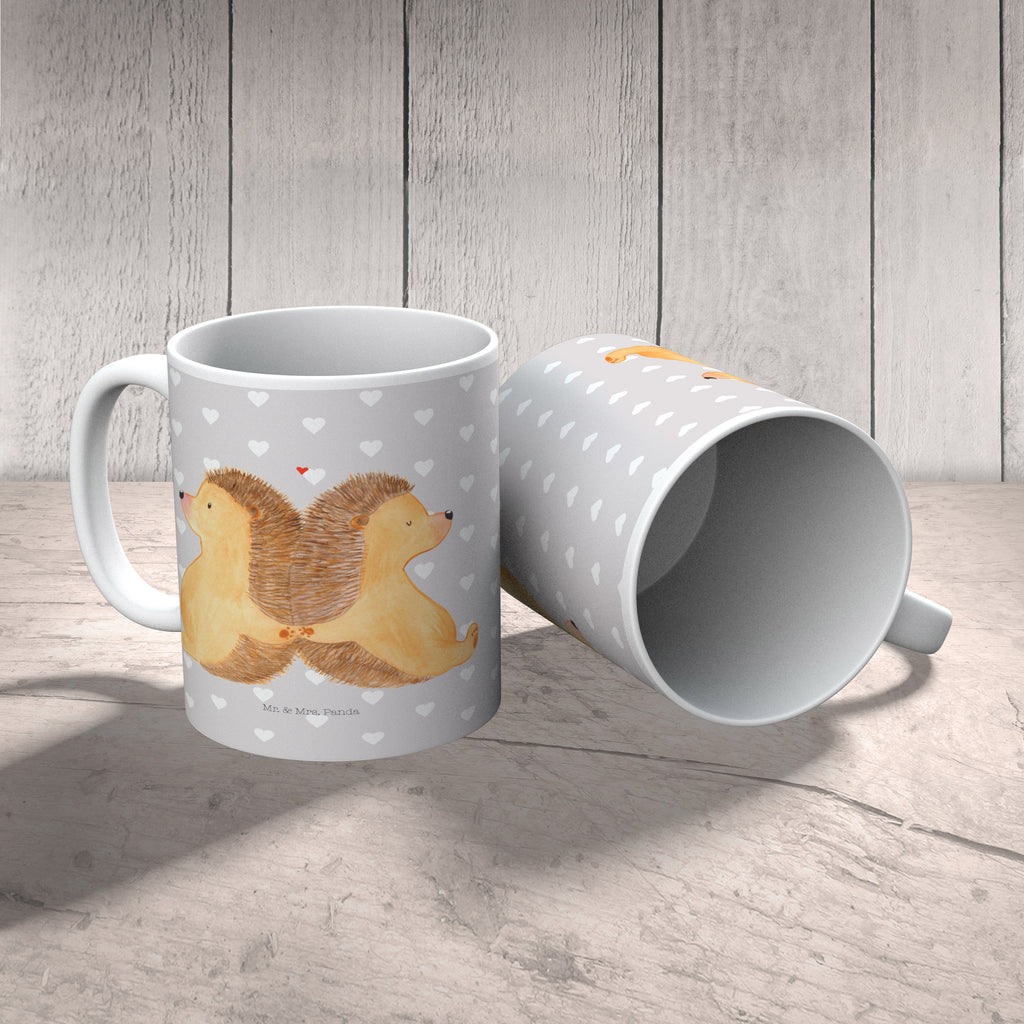 Tasse Igel händchenhaltend Igel, Igelliebe, Hand in Hand, Liebesbeweis, große Liebe, Liebesbotschaft, Liebesbeweis, Jahrestag, Verlobung, Hochzeit, Lieblingsmensch, Gemeinsamkeit, Love, Geschenk für zwei, Liebesgeschenk Becher, Kaffeetasse, Kaffeebecher, Tee, Frühstück, Büro  Liebe,  Partner, Freund, Freundin, Ehemann, Ehefrau, Heiraten, Verlobung, Heiratsantrag, Liebesgeschenk, Jahrestag, Hocheitstag