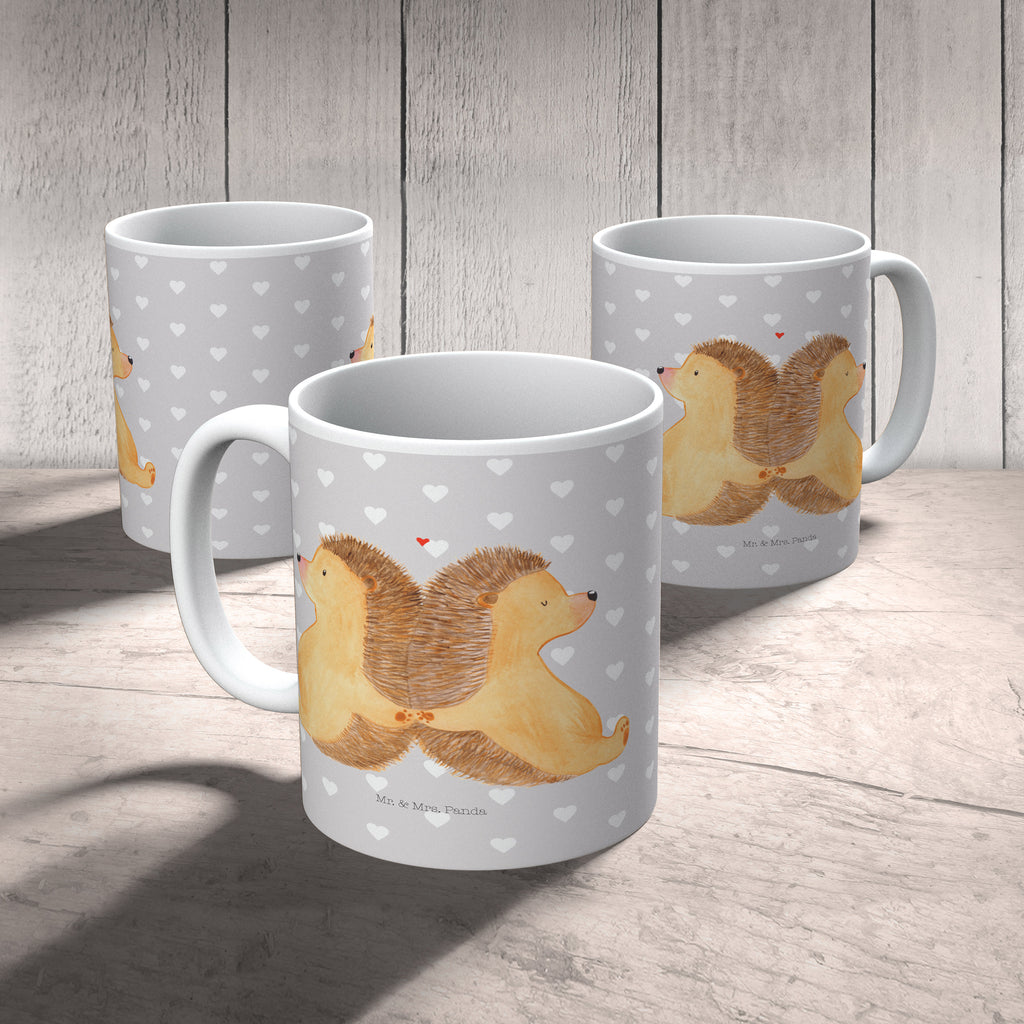 Tasse Igel händchenhaltend Igel, Igelliebe, Hand in Hand, Liebesbeweis, große Liebe, Liebesbotschaft, Liebesbeweis, Jahrestag, Verlobung, Hochzeit, Lieblingsmensch, Gemeinsamkeit, Love, Geschenk für zwei, Liebesgeschenk Becher, Kaffeetasse, Kaffeebecher, Tee, Frühstück, Büro  Liebe,  Partner, Freund, Freundin, Ehemann, Ehefrau, Heiraten, Verlobung, Heiratsantrag, Liebesgeschenk, Jahrestag, Hocheitstag
