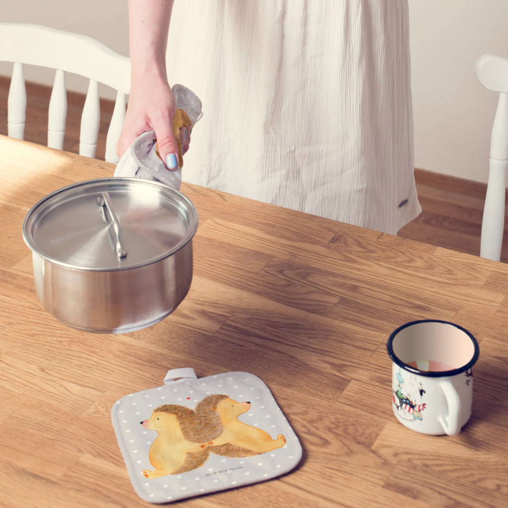 2er Set Topflappen  Igel händchenhaltend Topflappen, Topfuntersetzer, Ofenhandschuh, Topflappen Set, Topflappen lustig, Topflappen mit Spruch, Liebe, Partner, Freund, Freundin, Ehemann, Ehefrau, Heiraten, Verlobung, Heiratsantrag, Liebesgeschenk, Jahrestag, Hocheitstag, Igel, Igelliebe, Hand in Hand, Liebesbeweis, große Liebe, Liebesbotschaft, Hochzeit, Lieblingsmensch, Gemeinsamkeit, Love, Geschenk für zwei