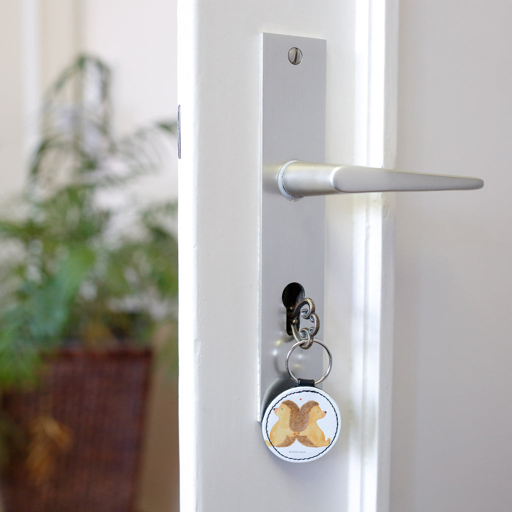 Rund Schlüsselanhänger Igel händchenhaltend Schlüsselanhänger, Anhänger, Taschenanhänger, Glücksbringer, Schutzengel, Liebe, Partner, Freund, Freundin, Ehemann, Ehefrau, Heiraten, Verlobung, Heiratsantrag, Liebesgeschenk, Jahrestag, Hocheitstag, Igel, Igelliebe, Hand in Hand, Liebesbeweis, große Liebe, Liebesbotschaft, Hochzeit, Lieblingsmensch, Gemeinsamkeit, Love, Geschenk für zwei