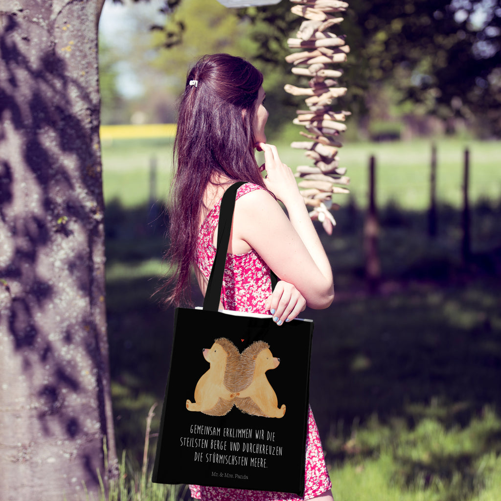 Tragetasche Igel händchenhaltend Beuteltasche, Beutel, Einkaufstasche, Jutebeutel, Stoffbeutel, Liebe, Partner, Freund, Freundin, Ehemann, Ehefrau, Heiraten, Verlobung, Heiratsantrag, Liebesgeschenk, Jahrestag, Hocheitstag, Igel, Igelliebe, Hand in Hand, Liebesbeweis, große Liebe, Liebesbotschaft, Hochzeit, Lieblingsmensch, Gemeinsamkeit, Love, Geschenk für zwei