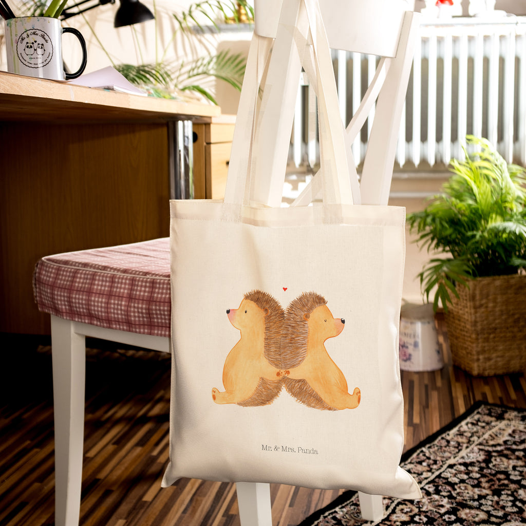 Tragetasche Igel händchenhaltend Beuteltasche, Beutel, Einkaufstasche, Jutebeutel, Stoffbeutel, Liebe, Partner, Freund, Freundin, Ehemann, Ehefrau, Heiraten, Verlobung, Heiratsantrag, Liebesgeschenk, Jahrestag, Hocheitstag, Igel, Igelliebe, Hand in Hand, Liebesbeweis, große Liebe, Liebesbotschaft, Hochzeit, Lieblingsmensch, Gemeinsamkeit, Love, Geschenk für zwei