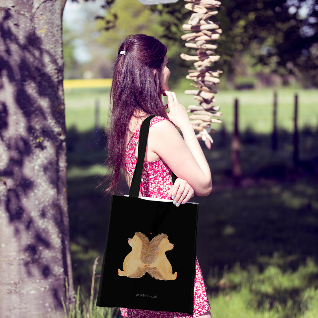 Tragetasche Igel händchenhaltend Beuteltasche, Beutel, Einkaufstasche, Jutebeutel, Stoffbeutel, Liebe, Partner, Freund, Freundin, Ehemann, Ehefrau, Heiraten, Verlobung, Heiratsantrag, Liebesgeschenk, Jahrestag, Hocheitstag, Igel, Igelliebe, Hand in Hand, Liebesbeweis, große Liebe, Liebesbotschaft, Hochzeit, Lieblingsmensch, Gemeinsamkeit, Love, Geschenk für zwei
