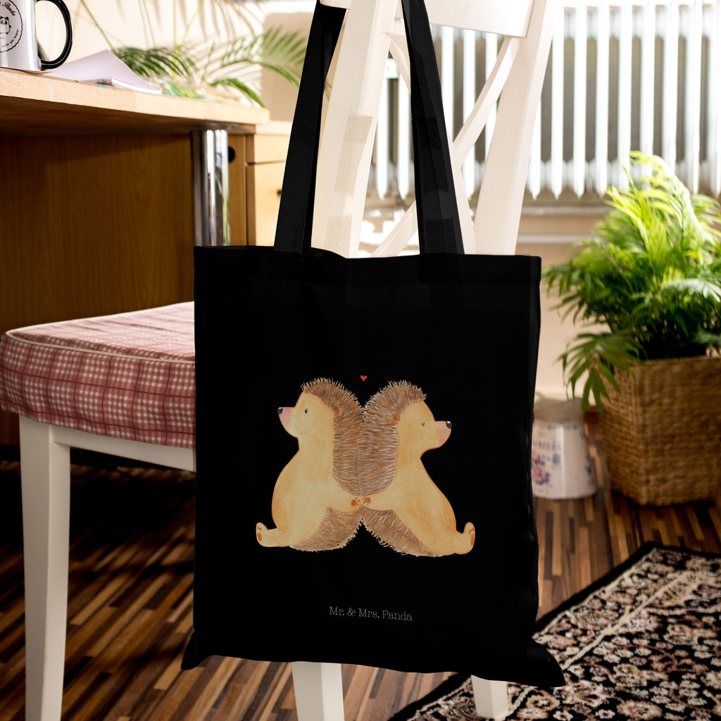 Tragetasche Igel händchenhaltend Beuteltasche, Beutel, Einkaufstasche, Jutebeutel, Stoffbeutel, Liebe, Partner, Freund, Freundin, Ehemann, Ehefrau, Heiraten, Verlobung, Heiratsantrag, Liebesgeschenk, Jahrestag, Hocheitstag, Igel, Igelliebe, Hand in Hand, Liebesbeweis, große Liebe, Liebesbotschaft, Hochzeit, Lieblingsmensch, Gemeinsamkeit, Love, Geschenk für zwei
