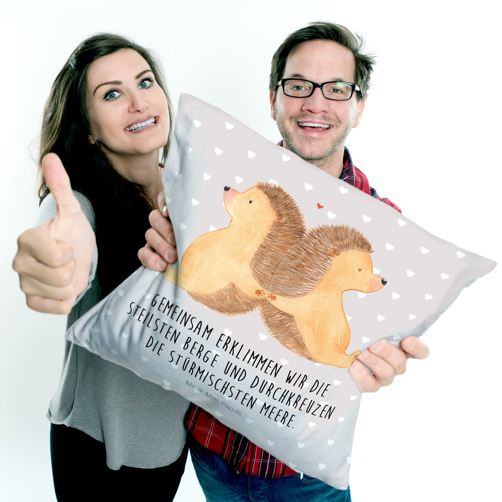 40x40 Kissen Igel händchenhaltend Kissenhülle, Kopfkissen, Sofakissen, Dekokissen, Motivkissen, Liebe, Partner, Freund, Freundin, Ehemann, Ehefrau, Heiraten, Verlobung, Heiratsantrag, Liebesgeschenk, Jahrestag, Hocheitstag, Igel, Igelliebe, Hand in Hand, Liebesbeweis, große Liebe, Liebesbotschaft, Hochzeit, Lieblingsmensch, Gemeinsamkeit, Love, Geschenk für zwei