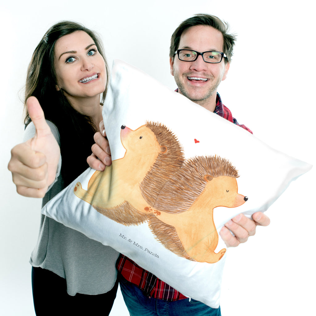 40x40 Kissen Igel händchenhaltend Kissenhülle, Kopfkissen, Sofakissen, Dekokissen, Motivkissen, Liebe, Partner, Freund, Freundin, Ehemann, Ehefrau, Heiraten, Verlobung, Heiratsantrag, Liebesgeschenk, Jahrestag, Hocheitstag, Igel, Igelliebe, Hand in Hand, Liebesbeweis, große Liebe, Liebesbotschaft, Hochzeit, Lieblingsmensch, Gemeinsamkeit, Love, Geschenk für zwei