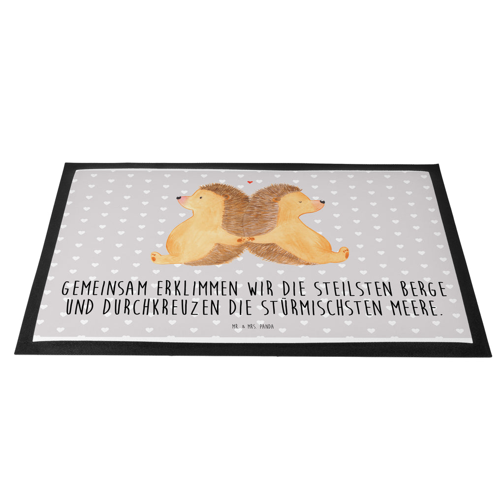 Fußmatte Igel händchenhaltend Igel, Igelliebe, Hand in Hand, Liebesbeweis, große Liebe, Liebesbotschaft, Liebesbeweis, Jahrestag, Verlobung, Hochzeit, Lieblingsmensch, Gemeinsamkeit, Love, Geschenk für zwei, Liebesgeschenk Türvorleger, Schmutzmatte, Fußabtreter, Matte, Schmutzfänger, Fußabstreifer, Schmutzfangmatte, Türmatte, Motivfußmatte,  Haustürmatte, Vorleger  Liebe,  Partner, Freund, Freundin, Ehemann, Ehefrau, Heiraten, Verlobung, Heiratsantrag, Liebesgeschenk, Jahrestag, Hocheitstag