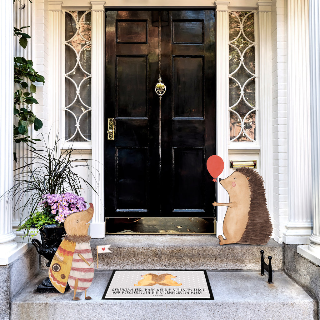 Fußmatte Igel händchenhaltend Igel, Igelliebe, Hand in Hand, Liebesbeweis, große Liebe, Liebesbotschaft, Liebesbeweis, Jahrestag, Verlobung, Hochzeit, Lieblingsmensch, Gemeinsamkeit, Love, Geschenk für zwei, Liebesgeschenk Türvorleger, Schmutzmatte, Fußabtreter, Matte, Schmutzfänger, Fußabstreifer, Schmutzfangmatte, Türmatte, Motivfußmatte,  Haustürmatte, Vorleger  Liebe,  Partner, Freund, Freundin, Ehemann, Ehefrau, Heiraten, Verlobung, Heiratsantrag, Liebesgeschenk, Jahrestag, Hocheitstag