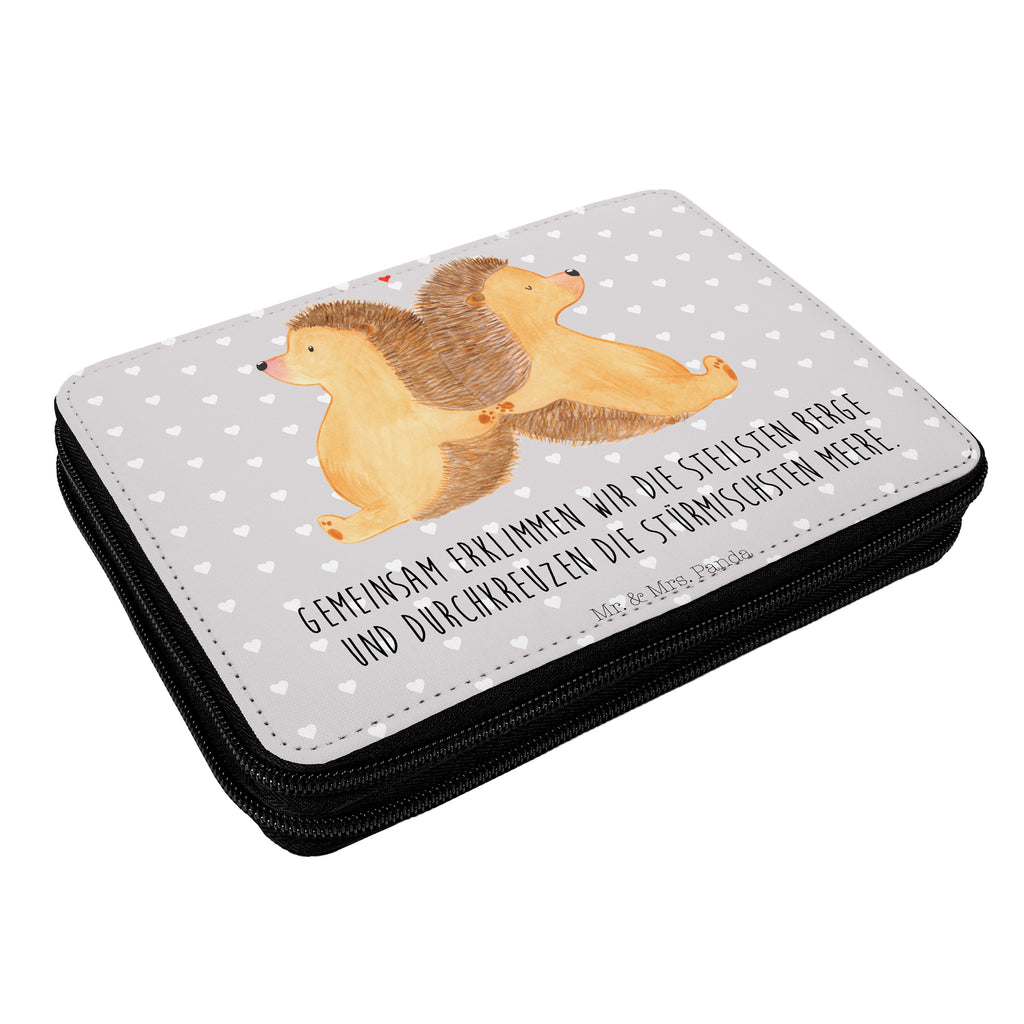Federmappe Igel händchenhaltend Federmappe, Stiftetasche, Stifte Etui, Schule, Einschulung, Geschenk, Kind, Schüler, Schülerin, Stifterolle, Federmäppchen, Motiv, Grundschule, Federmäppchen bedruckt, Büro Stifte Etui, Bestückte Federmappe, Kinder Federmappe, Federmappe Einschulung, Liebe, Partner, Freund, Freundin, Ehemann, Ehefrau, Heiraten, Verlobung, Heiratsantrag, Liebesgeschenk, Jahrestag, Hocheitstag, Igel, Igelliebe, Hand in Hand, Liebesbeweis, große Liebe, Liebesbotschaft, Hochzeit, Lieblingsmensch, Gemeinsamkeit, Love, Geschenk für zwei