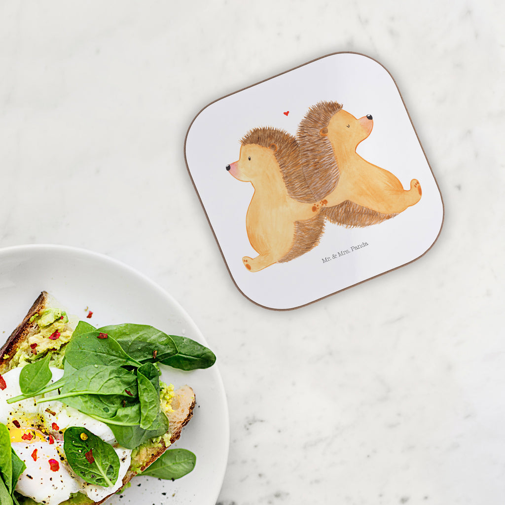 Quadratische Untersetzer Igel händchenhaltend Bierdeckel, Glasuntersetzer, Untersetzer Gläser, Getränkeuntersetzer, Liebe, Partner, Freund, Freundin, Ehemann, Ehefrau, Heiraten, Verlobung, Heiratsantrag, Liebesgeschenk, Jahrestag, Hocheitstag, Igel, Igelliebe, Hand in Hand, Liebesbeweis, große Liebe, Liebesbotschaft, Hochzeit, Lieblingsmensch, Gemeinsamkeit, Love, Geschenk für zwei