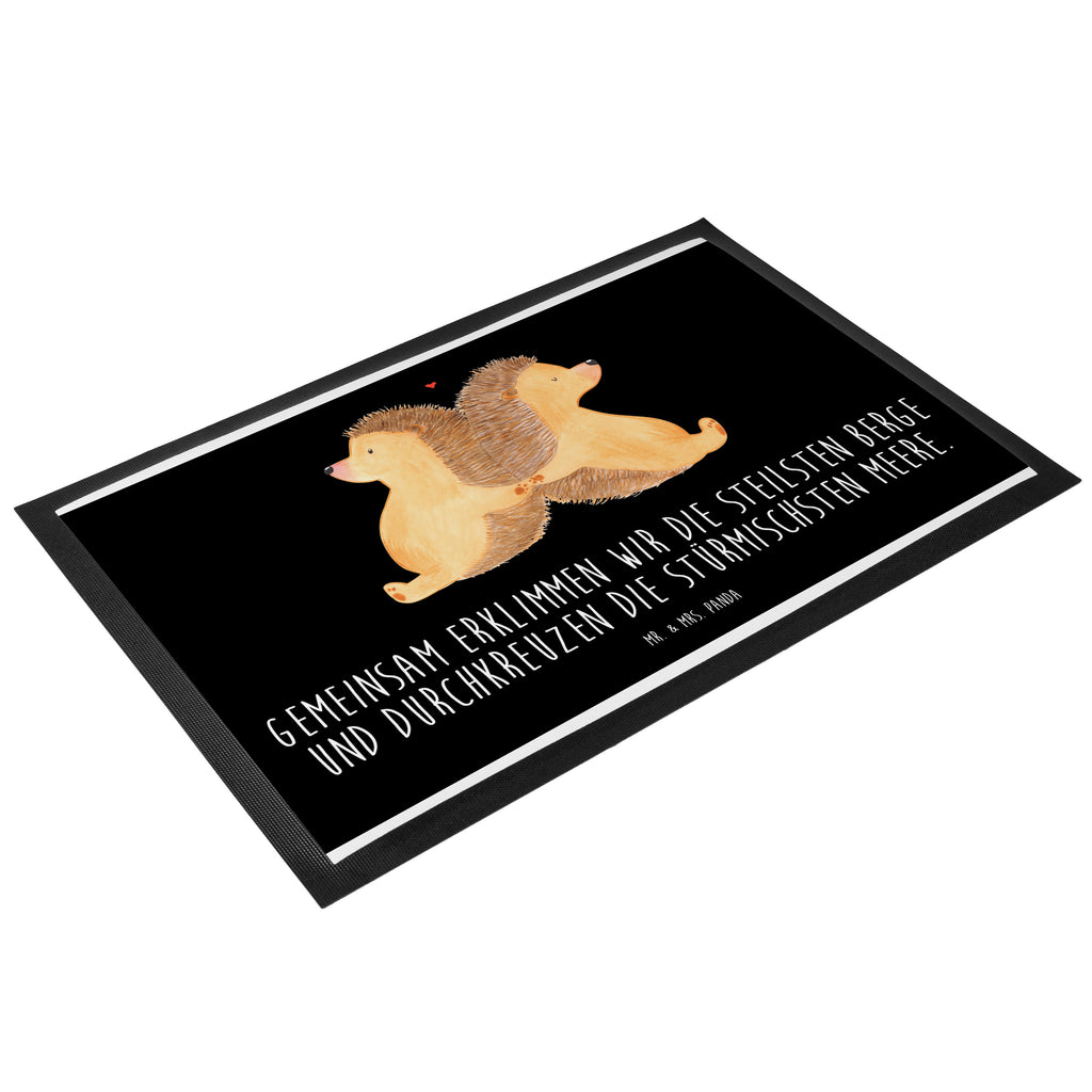 Fußmatte Igel händchenhaltend Igel, Igelliebe, Hand in Hand, Liebesbeweis, große Liebe, Liebesbotschaft, Liebesbeweis, Jahrestag, Verlobung, Hochzeit, Lieblingsmensch, Gemeinsamkeit, Love, Geschenk für zwei, Liebesgeschenk Türvorleger, Schmutzmatte, Fußabtreter, Matte, Schmutzfänger, Fußabstreifer, Schmutzfangmatte, Türmatte, Motivfußmatte,  Haustürmatte, Vorleger  Liebe,  Partner, Freund, Freundin, Ehemann, Ehefrau, Heiraten, Verlobung, Heiratsantrag, Liebesgeschenk, Jahrestag, Hocheitstag