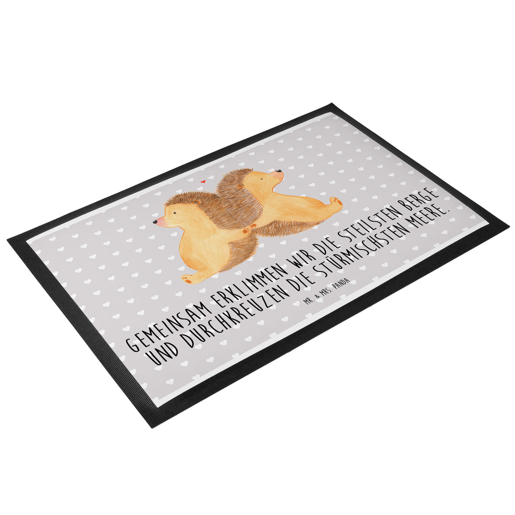 Fußmatte Igel händchenhaltend Igel, Igelliebe, Hand in Hand, Liebesbeweis, große Liebe, Liebesbotschaft, Liebesbeweis, Jahrestag, Verlobung, Hochzeit, Lieblingsmensch, Gemeinsamkeit, Love, Geschenk für zwei, Liebesgeschenk Türvorleger, Schmutzmatte, Fußabtreter, Matte, Schmutzfänger, Fußabstreifer, Schmutzfangmatte, Türmatte, Motivfußmatte,  Haustürmatte, Vorleger  Liebe,  Partner, Freund, Freundin, Ehemann, Ehefrau, Heiraten, Verlobung, Heiratsantrag, Liebesgeschenk, Jahrestag, Hocheitstag