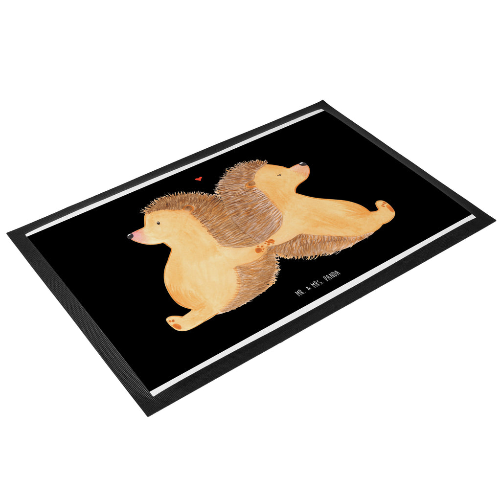 Fußmatte Igel händchenhaltend Igel, Igelliebe, Hand in Hand, Liebesbeweis, große Liebe, Liebesbotschaft, Liebesbeweis, Jahrestag, Verlobung, Hochzeit, Lieblingsmensch, Gemeinsamkeit, Love, Geschenk für zwei, Liebesgeschenk Türvorleger, Schmutzmatte, Fußabtreter, Matte, Schmutzfänger, Fußabstreifer, Schmutzfangmatte, Türmatte, Motivfußmatte,  Haustürmatte, Vorleger  Liebe,  Partner, Freund, Freundin, Ehemann, Ehefrau, Heiraten, Verlobung, Heiratsantrag, Liebesgeschenk, Jahrestag, Hocheitstag