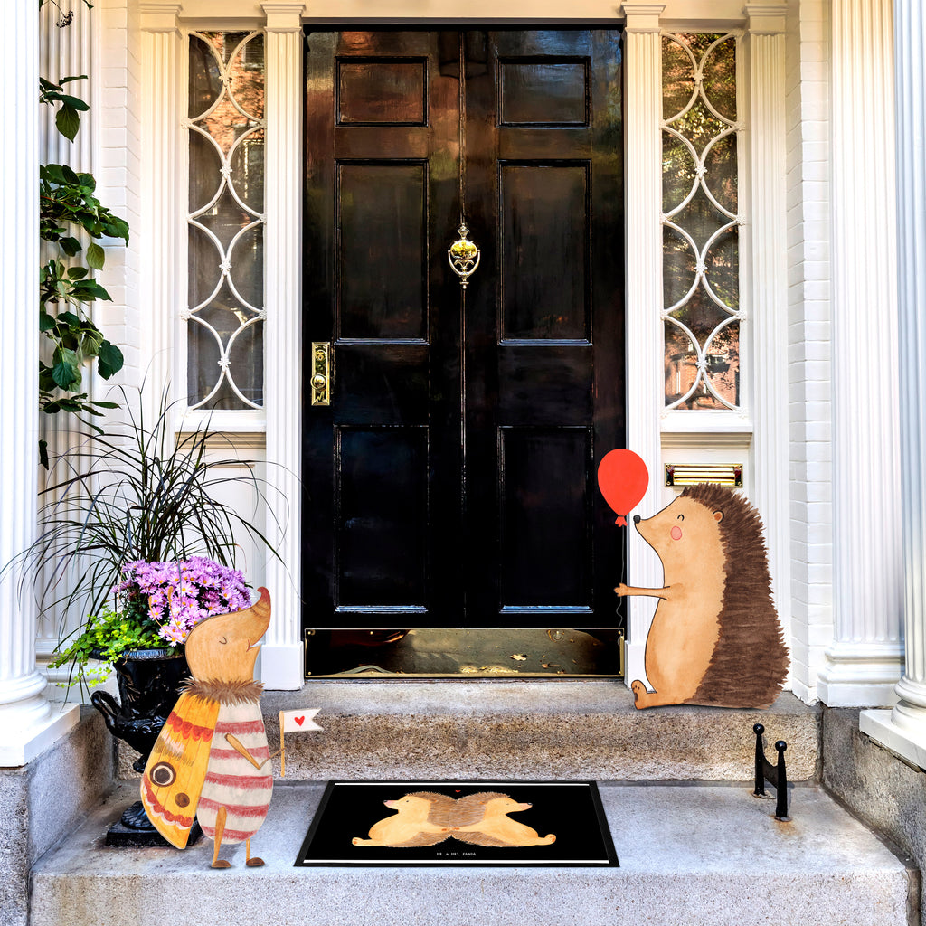 Fußmatte Igel händchenhaltend Igel, Igelliebe, Hand in Hand, Liebesbeweis, große Liebe, Liebesbotschaft, Liebesbeweis, Jahrestag, Verlobung, Hochzeit, Lieblingsmensch, Gemeinsamkeit, Love, Geschenk für zwei, Liebesgeschenk Türvorleger, Schmutzmatte, Fußabtreter, Matte, Schmutzfänger, Fußabstreifer, Schmutzfangmatte, Türmatte, Motivfußmatte,  Haustürmatte, Vorleger  Liebe,  Partner, Freund, Freundin, Ehemann, Ehefrau, Heiraten, Verlobung, Heiratsantrag, Liebesgeschenk, Jahrestag, Hocheitstag