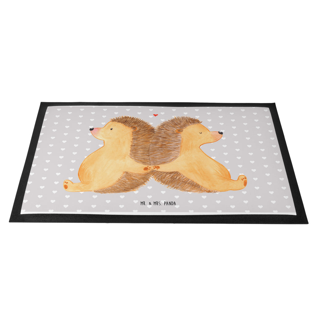 Fußmatte Igel händchenhaltend Igel, Igelliebe, Hand in Hand, Liebesbeweis, große Liebe, Liebesbotschaft, Liebesbeweis, Jahrestag, Verlobung, Hochzeit, Lieblingsmensch, Gemeinsamkeit, Love, Geschenk für zwei, Liebesgeschenk Türvorleger, Schmutzmatte, Fußabtreter, Matte, Schmutzfänger, Fußabstreifer, Schmutzfangmatte, Türmatte, Motivfußmatte,  Haustürmatte, Vorleger  Liebe,  Partner, Freund, Freundin, Ehemann, Ehefrau, Heiraten, Verlobung, Heiratsantrag, Liebesgeschenk, Jahrestag, Hocheitstag