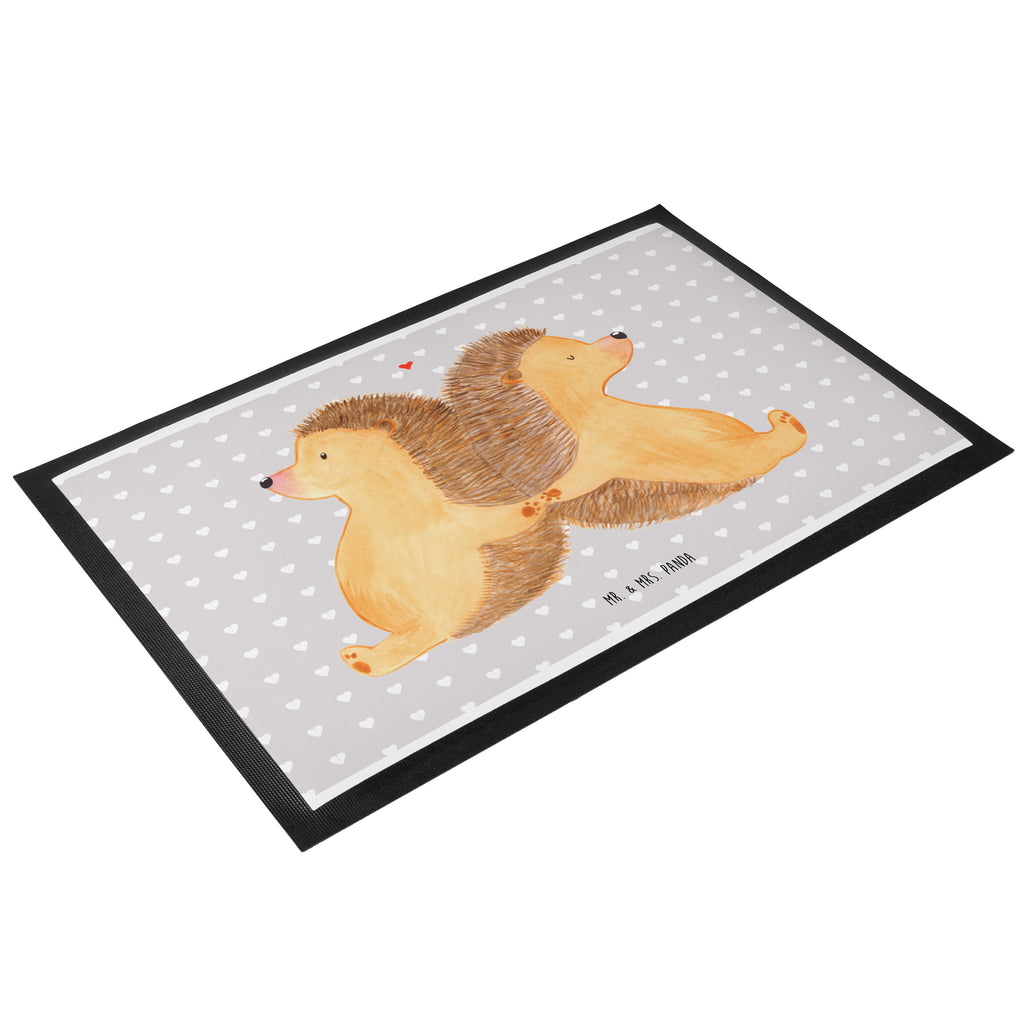 Fußmatte Igel händchenhaltend Igel, Igelliebe, Hand in Hand, Liebesbeweis, große Liebe, Liebesbotschaft, Liebesbeweis, Jahrestag, Verlobung, Hochzeit, Lieblingsmensch, Gemeinsamkeit, Love, Geschenk für zwei, Liebesgeschenk Türvorleger, Schmutzmatte, Fußabtreter, Matte, Schmutzfänger, Fußabstreifer, Schmutzfangmatte, Türmatte, Motivfußmatte,  Haustürmatte, Vorleger  Liebe,  Partner, Freund, Freundin, Ehemann, Ehefrau, Heiraten, Verlobung, Heiratsantrag, Liebesgeschenk, Jahrestag, Hocheitstag