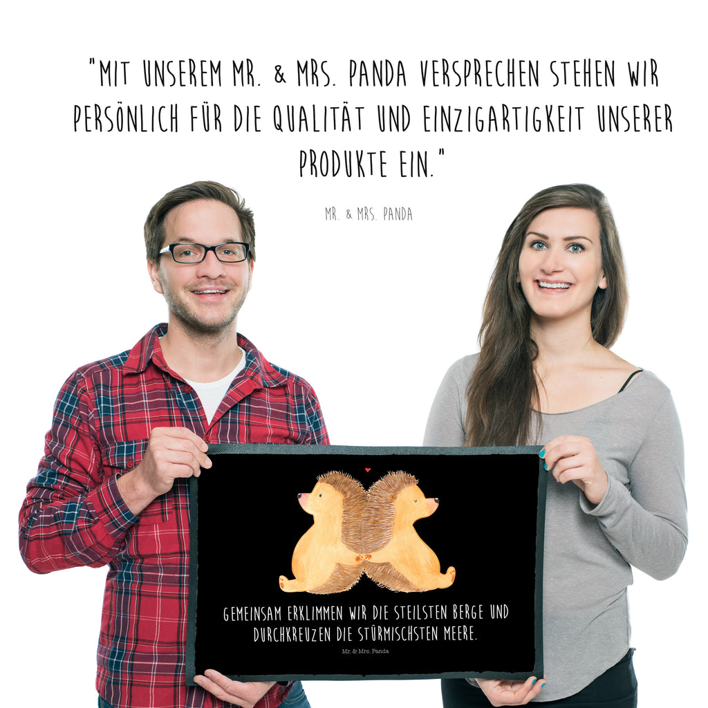 Fußmatte Igel händchenhaltend Igel, Igelliebe, Hand in Hand, Liebesbeweis, große Liebe, Liebesbotschaft, Liebesbeweis, Jahrestag, Verlobung, Hochzeit, Lieblingsmensch, Gemeinsamkeit, Love, Geschenk für zwei, Liebesgeschenk Türvorleger, Schmutzmatte, Fußabtreter, Matte, Schmutzfänger, Fußabstreifer, Schmutzfangmatte, Türmatte, Motivfußmatte,  Haustürmatte, Vorleger  Liebe,  Partner, Freund, Freundin, Ehemann, Ehefrau, Heiraten, Verlobung, Heiratsantrag, Liebesgeschenk, Jahrestag, Hocheitstag