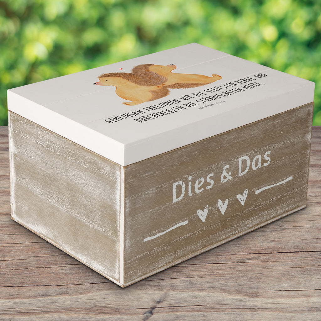 Holzkiste Igel händchenhaltend Holzkiste, Kiste, Schatzkiste, Truhe, Schatulle, XXL, Erinnerungsbox, Erinnerungskiste, Dekokiste, Aufbewahrungsbox, Liebe, Partner, Freund, Freundin, Ehemann, Ehefrau, Heiraten, Verlobung, Heiratsantrag, Liebesgeschenk, Jahrestag, Hocheitstag, Igel, Igelliebe, Hand in Hand, Liebesbeweis, große Liebe, Liebesbotschaft, Hochzeit, Lieblingsmensch, Gemeinsamkeit, Love, Geschenk für zwei