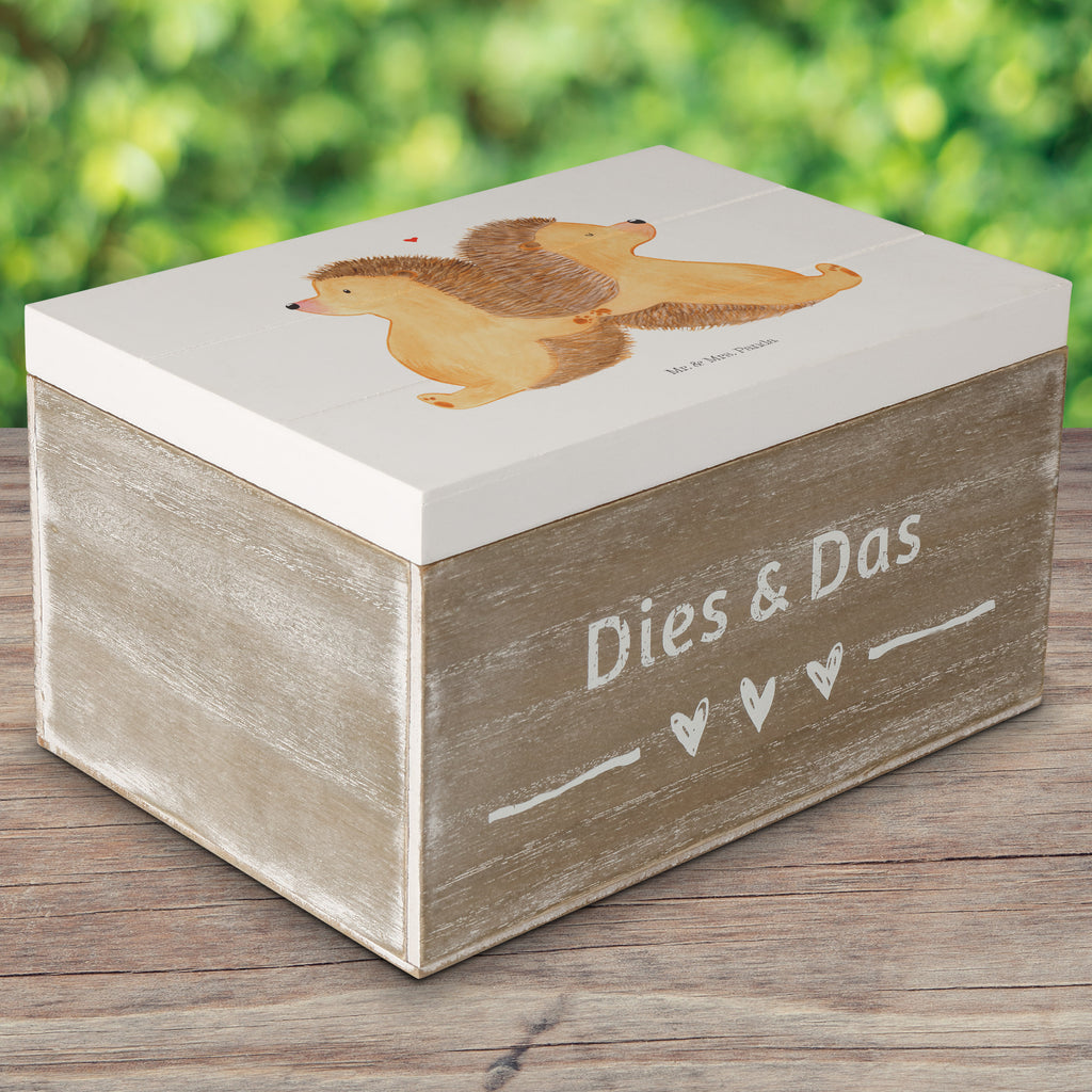 Holzkiste Igel händchenhaltend Holzkiste, Kiste, Schatzkiste, Truhe, Schatulle, XXL, Erinnerungsbox, Erinnerungskiste, Dekokiste, Aufbewahrungsbox, Liebe, Partner, Freund, Freundin, Ehemann, Ehefrau, Heiraten, Verlobung, Heiratsantrag, Liebesgeschenk, Jahrestag, Hocheitstag, Igel, Igelliebe, Hand in Hand, Liebesbeweis, große Liebe, Liebesbotschaft, Hochzeit, Lieblingsmensch, Gemeinsamkeit, Love, Geschenk für zwei