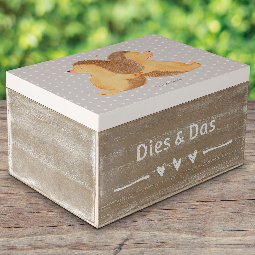Holzkiste Igel händchenhaltend Holzkiste, Kiste, Schatzkiste, Truhe, Schatulle, XXL, Erinnerungsbox, Erinnerungskiste, Dekokiste, Aufbewahrungsbox, Liebe, Partner, Freund, Freundin, Ehemann, Ehefrau, Heiraten, Verlobung, Heiratsantrag, Liebesgeschenk, Jahrestag, Hocheitstag, Igel, Igelliebe, Hand in Hand, Liebesbeweis, große Liebe, Liebesbotschaft, Hochzeit, Lieblingsmensch, Gemeinsamkeit, Love, Geschenk für zwei