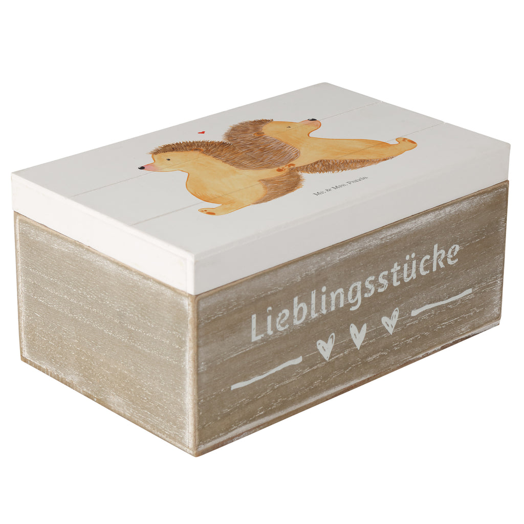Holzkiste Igel händchenhaltend Holzkiste, Kiste, Schatzkiste, Truhe, Schatulle, XXL, Erinnerungsbox, Erinnerungskiste, Dekokiste, Aufbewahrungsbox, Liebe, Partner, Freund, Freundin, Ehemann, Ehefrau, Heiraten, Verlobung, Heiratsantrag, Liebesgeschenk, Jahrestag, Hocheitstag, Igel, Igelliebe, Hand in Hand, Liebesbeweis, große Liebe, Liebesbotschaft, Hochzeit, Lieblingsmensch, Gemeinsamkeit, Love, Geschenk für zwei