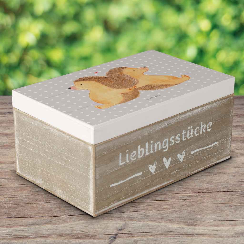 Holzkiste Igel händchenhaltend Holzkiste, Kiste, Schatzkiste, Truhe, Schatulle, XXL, Erinnerungsbox, Erinnerungskiste, Dekokiste, Aufbewahrungsbox, Liebe, Partner, Freund, Freundin, Ehemann, Ehefrau, Heiraten, Verlobung, Heiratsantrag, Liebesgeschenk, Jahrestag, Hocheitstag, Igel, Igelliebe, Hand in Hand, Liebesbeweis, große Liebe, Liebesbotschaft, Hochzeit, Lieblingsmensch, Gemeinsamkeit, Love, Geschenk für zwei