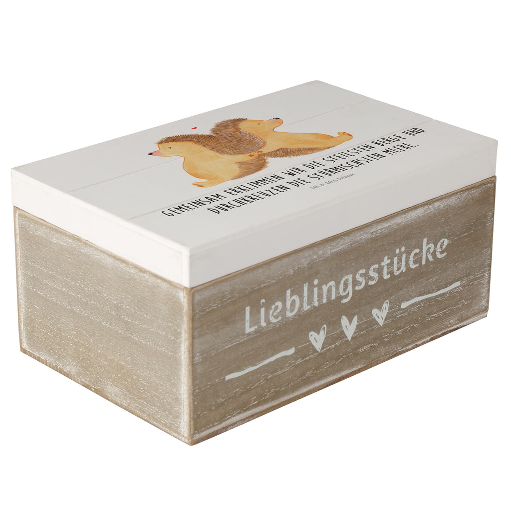 Holzkiste Igel händchenhaltend Holzkiste, Kiste, Schatzkiste, Truhe, Schatulle, XXL, Erinnerungsbox, Erinnerungskiste, Dekokiste, Aufbewahrungsbox, Liebe, Partner, Freund, Freundin, Ehemann, Ehefrau, Heiraten, Verlobung, Heiratsantrag, Liebesgeschenk, Jahrestag, Hocheitstag, Igel, Igelliebe, Hand in Hand, Liebesbeweis, große Liebe, Liebesbotschaft, Hochzeit, Lieblingsmensch, Gemeinsamkeit, Love, Geschenk für zwei