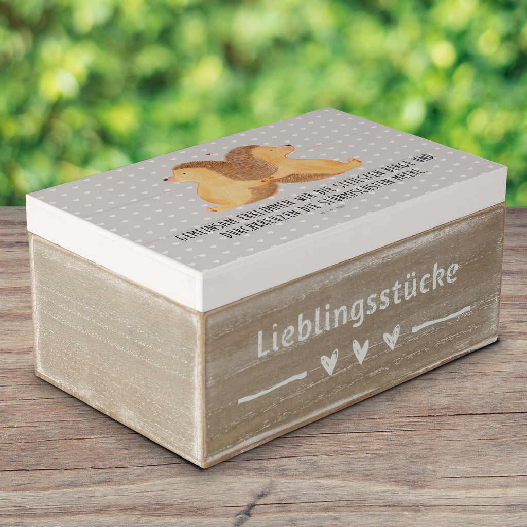 Holzkiste Igel händchenhaltend Holzkiste, Kiste, Schatzkiste, Truhe, Schatulle, XXL, Erinnerungsbox, Erinnerungskiste, Dekokiste, Aufbewahrungsbox, Liebe, Partner, Freund, Freundin, Ehemann, Ehefrau, Heiraten, Verlobung, Heiratsantrag, Liebesgeschenk, Jahrestag, Hocheitstag, Igel, Igelliebe, Hand in Hand, Liebesbeweis, große Liebe, Liebesbotschaft, Hochzeit, Lieblingsmensch, Gemeinsamkeit, Love, Geschenk für zwei