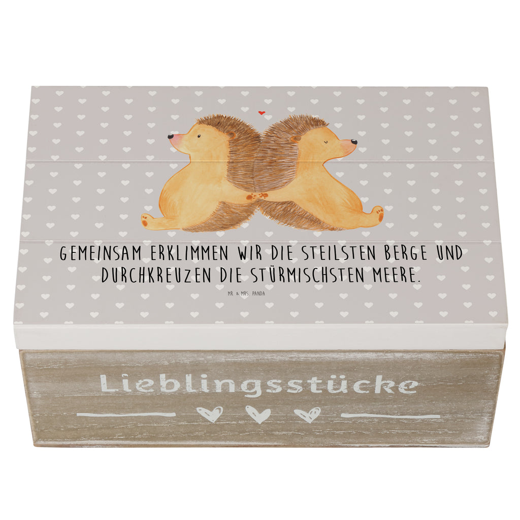 Holzkiste Igel händchenhaltend Holzkiste, Kiste, Schatzkiste, Truhe, Schatulle, XXL, Erinnerungsbox, Erinnerungskiste, Dekokiste, Aufbewahrungsbox, Liebe, Partner, Freund, Freundin, Ehemann, Ehefrau, Heiraten, Verlobung, Heiratsantrag, Liebesgeschenk, Jahrestag, Hocheitstag, Igel, Igelliebe, Hand in Hand, Liebesbeweis, große Liebe, Liebesbotschaft, Hochzeit, Lieblingsmensch, Gemeinsamkeit, Love, Geschenk für zwei