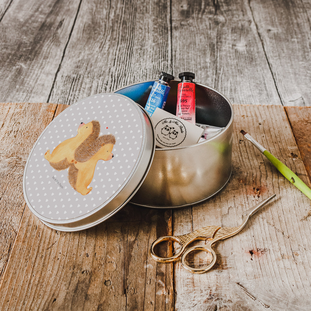 Blechdose rund Igel händchenhaltend Metalldose, Keksdose, Dose, Vorratsdose, Geschenkbox, Liebe, Partner, Freund, Freundin, Ehemann, Ehefrau, Heiraten, Verlobung, Heiratsantrag, Liebesgeschenk, Jahrestag, Hocheitstag, Igel, Igelliebe, Hand in Hand, Liebesbeweis, große Liebe, Liebesbotschaft, Hochzeit, Lieblingsmensch, Gemeinsamkeit, Love, Geschenk für zwei