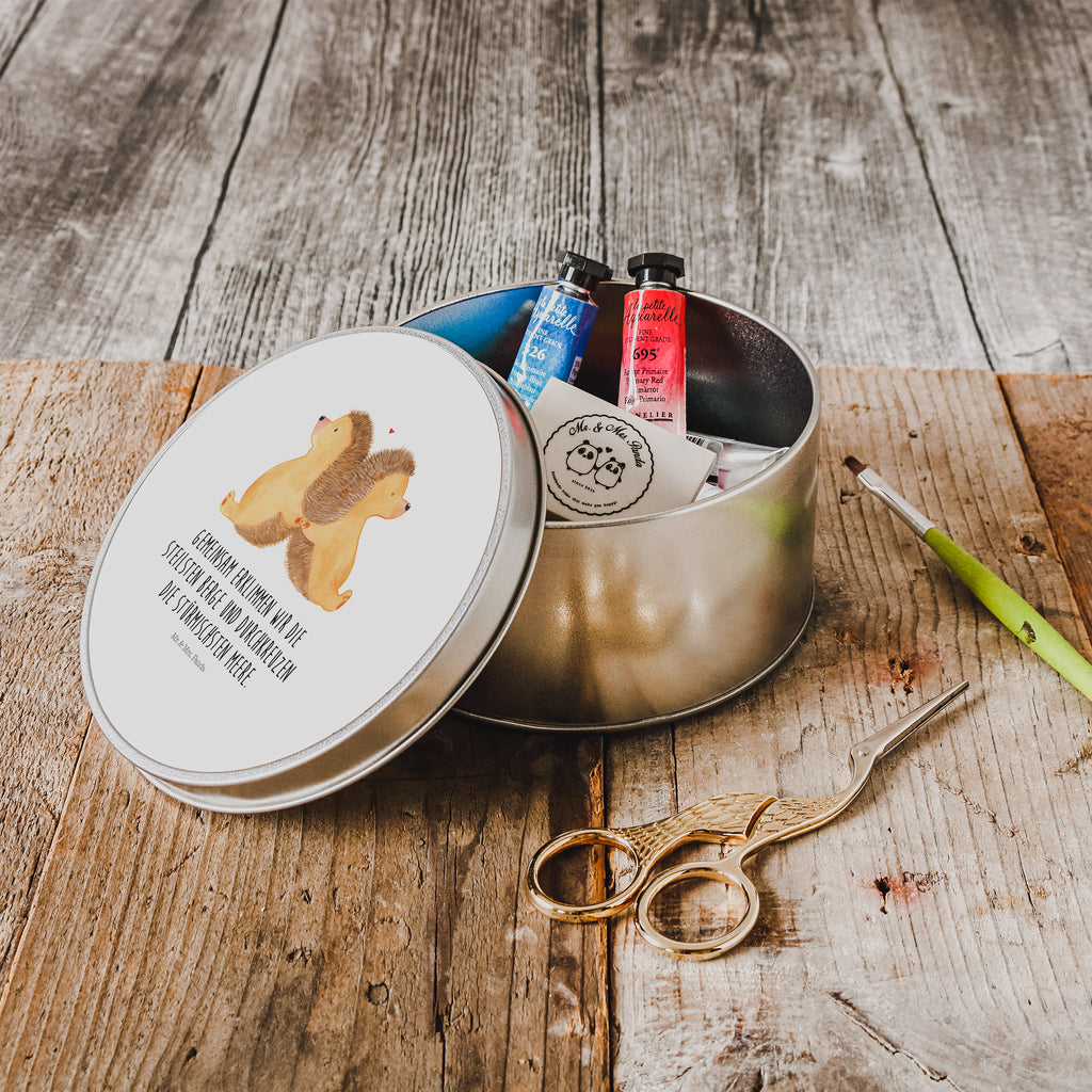 Blechdose rund Igel händchenhaltend Metalldose, Keksdose, Dose, Vorratsdose, Geschenkbox, Liebe, Partner, Freund, Freundin, Ehemann, Ehefrau, Heiraten, Verlobung, Heiratsantrag, Liebesgeschenk, Jahrestag, Hocheitstag, Igel, Igelliebe, Hand in Hand, Liebesbeweis, große Liebe, Liebesbotschaft, Hochzeit, Lieblingsmensch, Gemeinsamkeit, Love, Geschenk für zwei