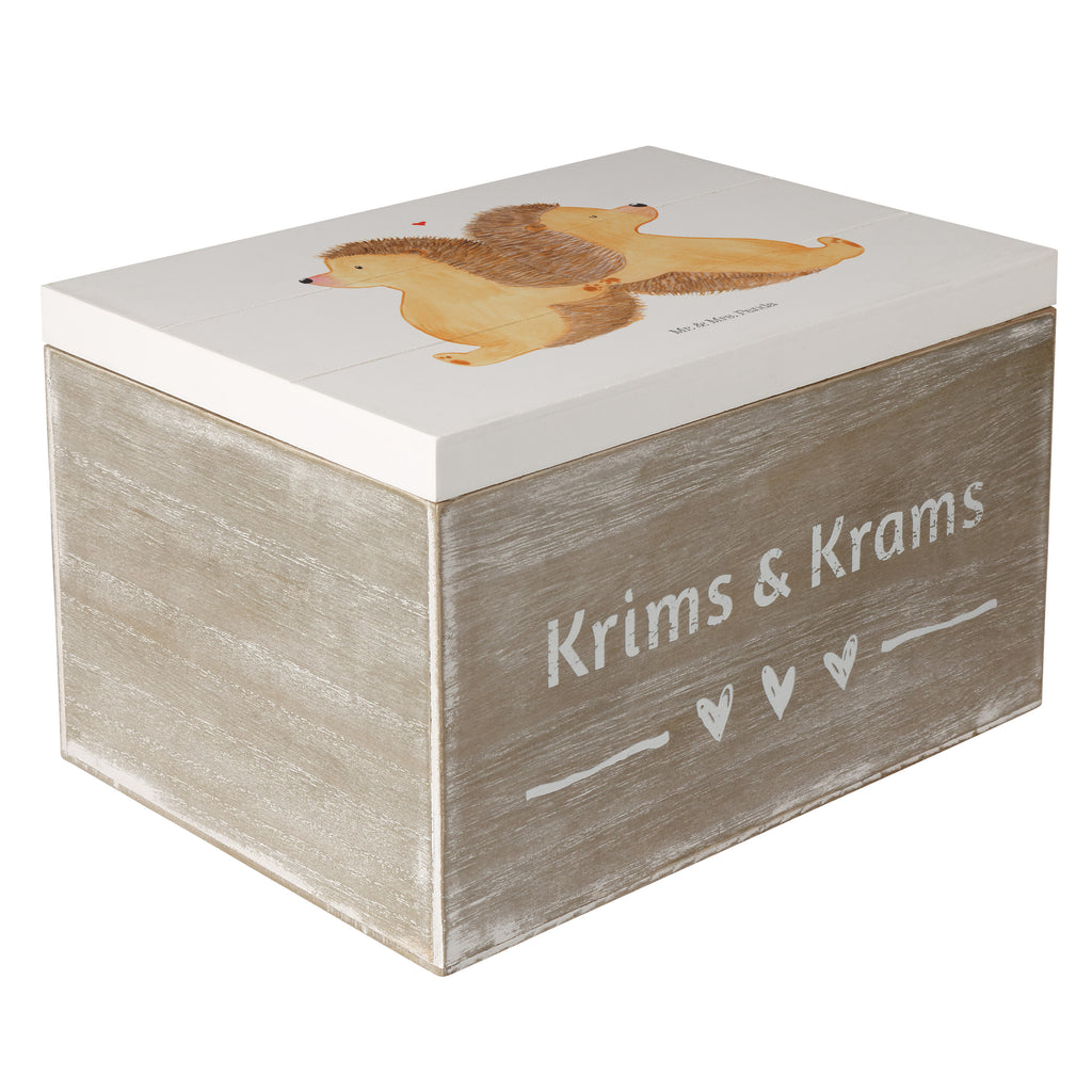 Holzkiste Igel händchenhaltend Holzkiste, Kiste, Schatzkiste, Truhe, Schatulle, XXL, Erinnerungsbox, Erinnerungskiste, Dekokiste, Aufbewahrungsbox, Liebe, Partner, Freund, Freundin, Ehemann, Ehefrau, Heiraten, Verlobung, Heiratsantrag, Liebesgeschenk, Jahrestag, Hocheitstag, Igel, Igelliebe, Hand in Hand, Liebesbeweis, große Liebe, Liebesbotschaft, Hochzeit, Lieblingsmensch, Gemeinsamkeit, Love, Geschenk für zwei