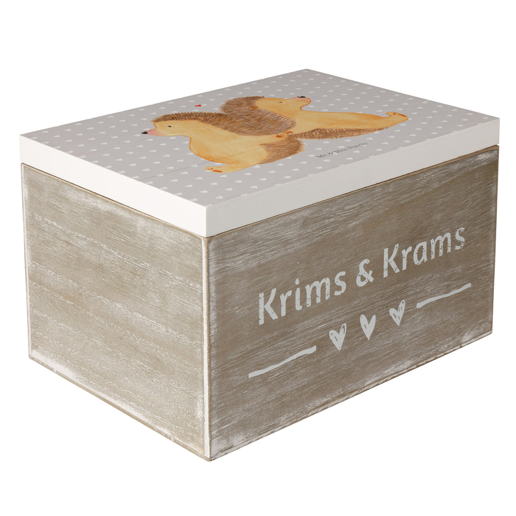 Holzkiste Igel händchenhaltend Holzkiste, Kiste, Schatzkiste, Truhe, Schatulle, XXL, Erinnerungsbox, Erinnerungskiste, Dekokiste, Aufbewahrungsbox, Liebe, Partner, Freund, Freundin, Ehemann, Ehefrau, Heiraten, Verlobung, Heiratsantrag, Liebesgeschenk, Jahrestag, Hocheitstag, Igel, Igelliebe, Hand in Hand, Liebesbeweis, große Liebe, Liebesbotschaft, Hochzeit, Lieblingsmensch, Gemeinsamkeit, Love, Geschenk für zwei